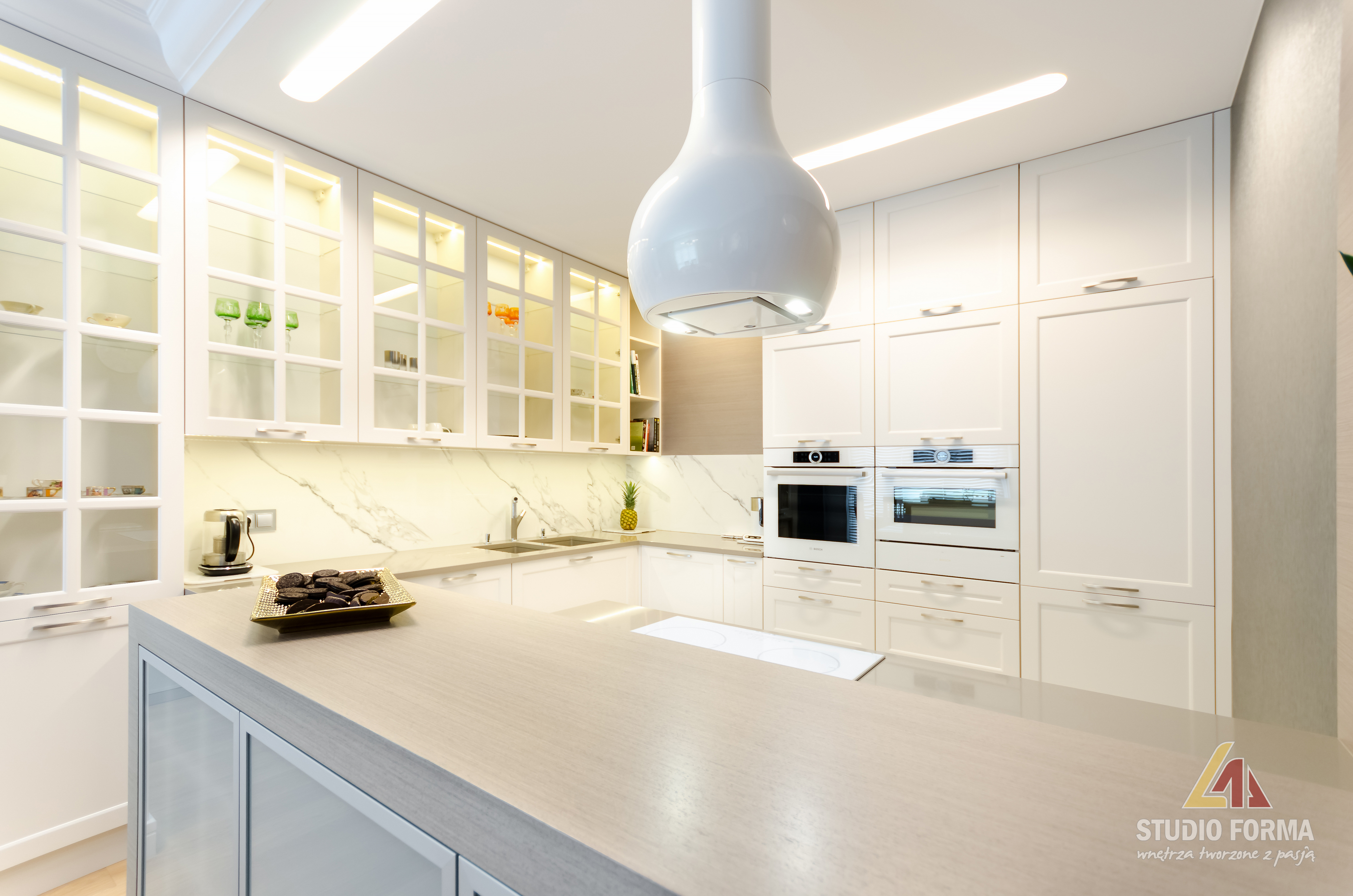 Кроме того, мы хотели показать вам, что белый мрамор на светлой кухне выглядит хорошо, утонченно, но в то же время солидно